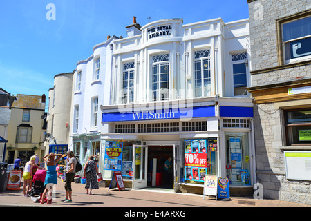 W.H.Smith speichern im alten königlichen Bibliothek Gebäude, Regent Street, Teignmouth, Teignbridge Bezirk, Devon, England, Vereinigtes Königreich Stockfoto