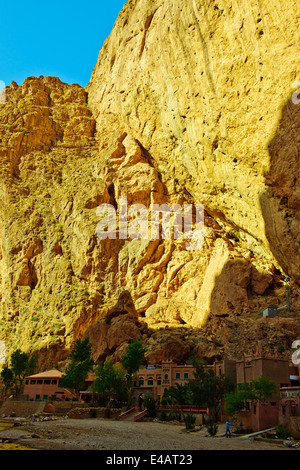 Aspekte der Todgha-Schlucht, gepflasterte Straße, Hotels, Wandern, Teppich Verkäufer, Fluss, 4 Rad-Antrieb, Wanderer, Kletterer, Steilklippen, Marokko Stockfoto