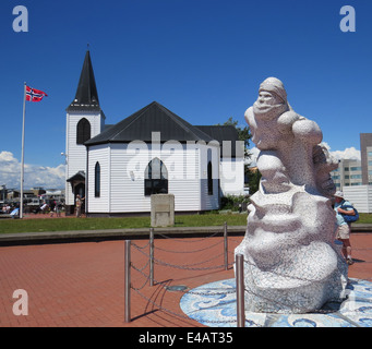 CARDIFF, Wales. Die norwegische Kirche Arts Centre am Hafen mit dem antarktischen Denkmal auf der rechten Seite. Foto Tony Gale Stockfoto