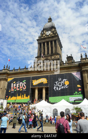 Zuschauern den Start der Tour de France auf den Stufen des Leeds Rathaus Yorkshire, Vereinigtes Königreich Stockfoto