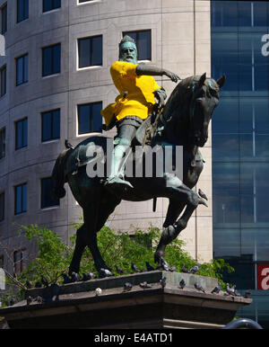 schwarzer Prinz-Statue in der Stadt Platz tragen gelbe Trikot markiert den Beginn der Tour de France in Leeds, Yorkshire, Vereinigtes Königreich Stockfoto