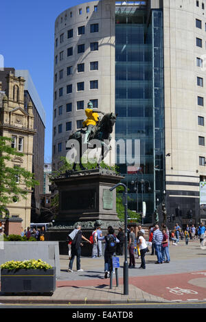 Zuschauer, die Weitergabe des schwarzen Prinz Statue tragen gelbe Trikot markiert den Beginn der Tour de France in Leeds, Yorkshire, Vereinigtes Königreich Stockfoto