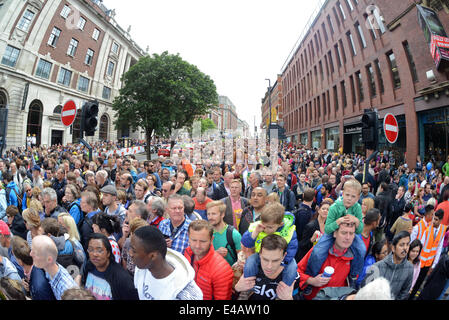 Yorkshire, Vereinigtes Königreich. 5. Juli 2014. Zuschauer warten auf den Start der Tour de France in Leeds, Yorkshire Vereinigtes Königreich © Paul Ridsdale/Alamy Live-Nachrichten Stockfoto