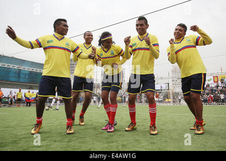 Sao Paulo, Brasilien. 7. Juli 2014. Athleten von Kolumbien feiern nach seinem Tor gegen Deutschland während Straße Fußball-WM in Sao Paulo, Brasilien, am 7. Juli 2014. Dieses Sport-Event lockte rund 300 Jugendliche aus 20 Ländern und Regionen auf der ganzen Welt. Abweichend von der herkömmlichen Fußballspiel, Street-Fußball-Weltmeisterschaft erlaubt Athleten unterschiedlichen Geschlechts zusammen zu spielen und es gibt keine Schiedsrichter. © Rahel Patras/Xinhua/Alamy Live-Nachrichten Stockfoto