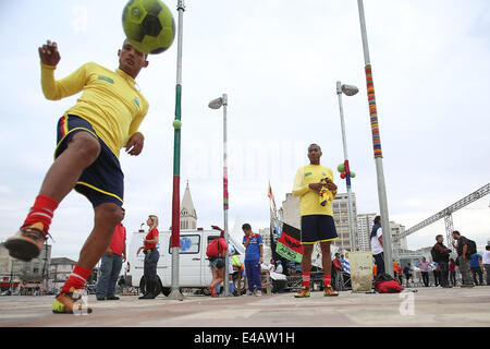 Sao Paulo, Brasilien. 7. Juli 2014. Ein Athlet von Kolumbien steuert den Ball während der Straße Fußball WM in Sao Paulo, Brasilien, am 7. Juli 2014. Dieses Sport-Event lockte rund 300 Jugendliche aus 20 Ländern und Regionen auf der ganzen Welt. Abweichend von der herkömmlichen Fußballspiel, Street-Fußball-Weltmeisterschaft erlaubt Athleten unterschiedlichen Geschlechts zusammen zu spielen und es gibt keine Schiedsrichter. © Rahel Patras/Xinhua/Alamy Live-Nachrichten Stockfoto