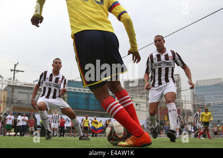 Sao Paulo, Brasilien. 7. Juli 2014. Ein Athlet von Kolumbien steuert den Ball während der Straße Fußball WM in Sao Paulo, Brasilien, am 7. Juli 2014. Dieses Sport-Event lockte rund 300 Jugendliche aus 20 Ländern und Regionen auf der ganzen Welt. Abweichend von der herkömmlichen Fußballspiel, Street-Fußball-Weltmeisterschaft erlaubt Athleten unterschiedlichen Geschlechts zusammen zu spielen und es gibt keine Schiedsrichter. © Rahel Patras/Xinhua/Alamy Live-Nachrichten Stockfoto