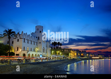 Typische Gebäude der italienischen Ära ("Residency") und die Burg Neratzia, Kos-Stadt, Insel Kos, Dodekanes, Griechenland. Stockfoto