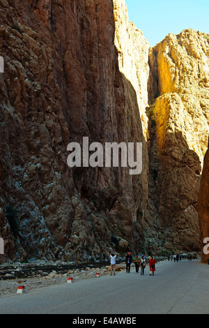 Aspekte der Todgha-Schlucht, gepflasterte Straße, Hotels, Wandern, Teppich Verkäufer, Fluss, 4 Rad-Antrieb, Wanderer, Kletterer, Steilklippen, Marokko Stockfoto