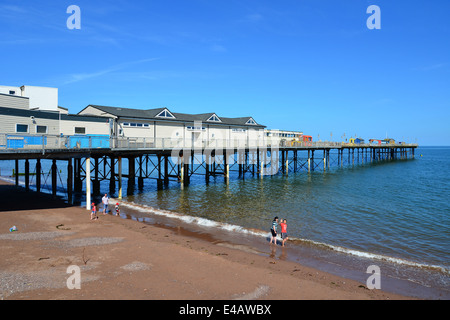 Beach und Grand Pier, Teignbridge Bezirk, Teignmouth, Devon, England, Vereinigtes Königreich Stockfoto