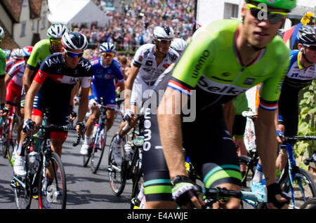 Finchingfield, Essex, England. 7. Juli 2014. Tour de France in Essex Finchingfield Essex UK. Der Tour de France Etappe von Cambridge nach London führt durch die malerische Essex Dorf Finchingfield. Bildnachweis: William Edwards/Alamy Live-Nachrichten Stockfoto