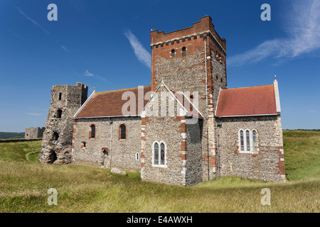 Marienkirche in Castro Kirche in Dover Castle und alten römischen Leuchtturm Stockfoto