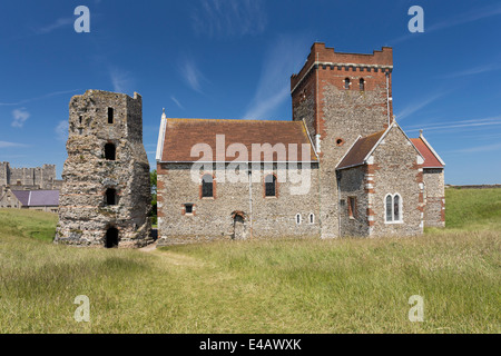 Marienkirche in Castro Kirche in Dover Castle und alten römischen Leuchtturm Stockfoto