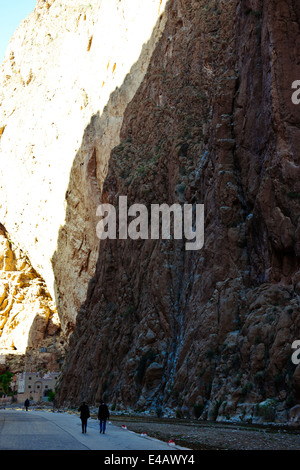 Aspekte der Todgha-Schlucht, gepflasterte Straße, Hotels, Wandern, Teppich Verkäufer, Fluss, 4 Rad-Antrieb, Wanderer, Kletterer, Steilklippen, Marokko Stockfoto