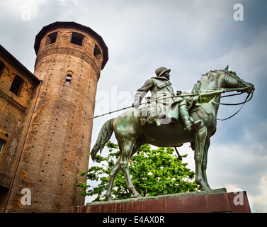 Statue des berittenen Soldaten, Piazza Castello, Turin, Piemont, Italien. Stockfoto