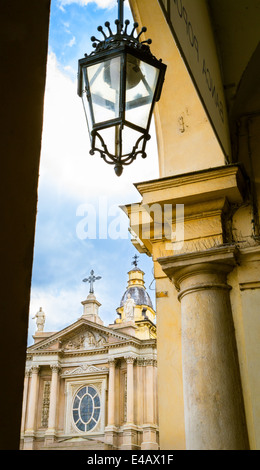 Torbogen der Piazza San Carlo, der die Kirche San Carlo in Turin, Piemont, Italien umrahmt. Stockfoto