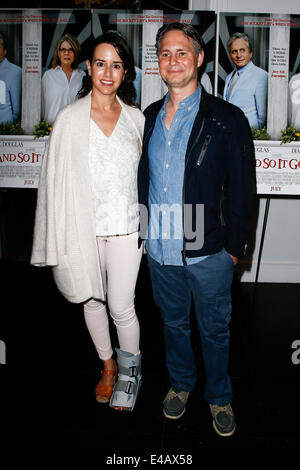 EAST HAMPTON, NEW YORK-Juli 6: Haley Binn (L) und Ehemann Jason Binn besuchen die Premiere von "And So It Goes" Guild Hall am 6. Juli 2014 in East Hampton, New York. Stockfoto