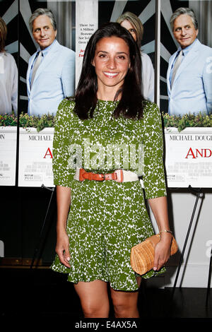 EAST HAMPTON, NEW YORK-Juli 6: Modedesignerin Shoshanna Lonstein Gruss besucht die Premiere von "And So It Goes" Guild Hall am 6. Juli 2014 in East Hampton, New York. Stockfoto