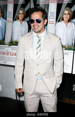 EAST HAMPTON, NEW YORK-Juli 6: Schauspieler John Leguizamo besucht die Premiere von "And So It Goes" Guild Hall am 6. Juli 2014 in East Hampton, New York. Stockfoto