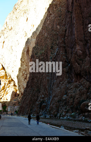 Aspekte der Todgha-Schlucht, gepflasterte Straße, Hotels, Wandern, Teppich Verkäufer, Fluss, 4 Rad-Antrieb, Wanderer, Kletterer, Steilklippen, Marokko Stockfoto