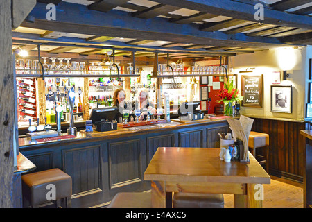 Haupt-Bar im 15. Jahrhundert The White Horse Pub, Shere Lane, Shere, Surrey, England, United Kingdom Stockfoto