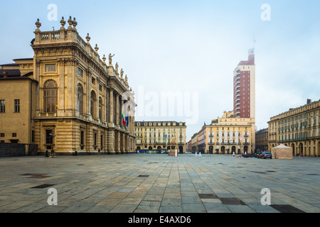 Palazzo Madama und Piazza Castello, Turin, Italien. Der Nebel am frühen Morgen zieht über den Platz. Stockfoto