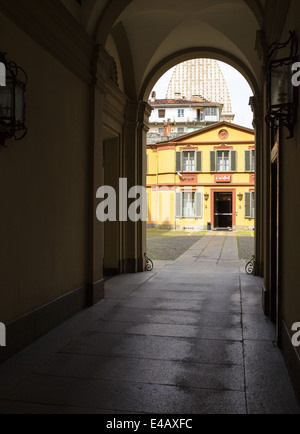 Ein Teil des Daches der Mole Antonelliana, gesehen durch einen Durchgang aus der Via Po, Turin, Italien. Stockfoto