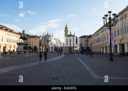 Piazza San Carlo aus dem Norden, Turin, Italien. Die Statue von Emanuele Filiberto auf der linken Seite und die Kirchen Santa Cristina (L) und San Carlo (R). Stockfoto