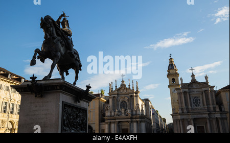 Die Statue von Emanuele Filiberto in der Piazza San Carlo, Turin, Italien. Die Kirchen Santa Cristina (L) und San Carlo (R) im Hintergrund. Stockfoto