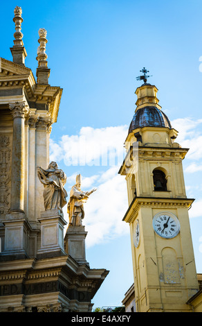 Detail von der Kirche Santa Cristina mit Turm der Kirche San Carlo hinter. Piazza San Carlo, Turin, Italien. Stockfoto