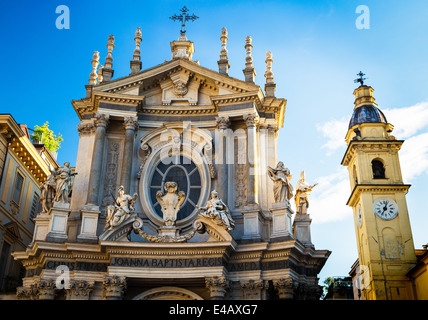 Detail von der Kirche Santa Cristina mit Turm der Kirche San Carlo auf der rechten Seite. Piazza San Carlo, Turin, Italien. Stockfoto