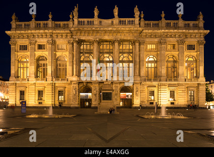 Der Palazzo Madama in der Piazza Castello, Turin, Italien. Mit Flutlicht. Stockfoto