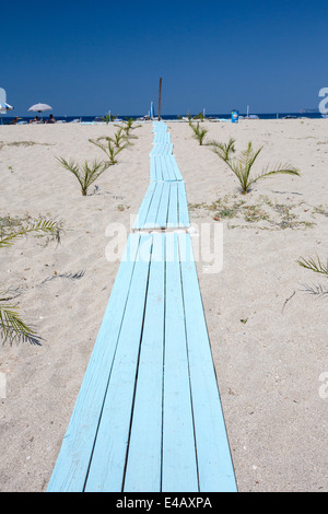 Promenade am Sandstrand in der Nähe von Sivota, Griechenland. Stockfoto