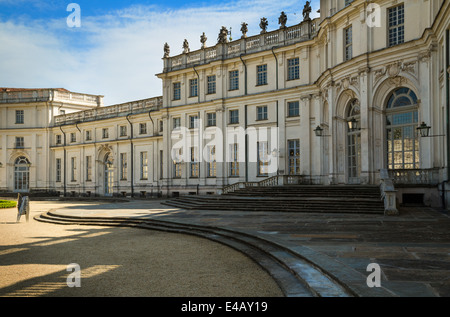 Hauptfassade und Nord-West-Flügel des Jagdschlosses Stupinigi am Stadtrand von Turin, Italien. Stockfoto