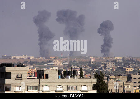 Rafah, Gaza-Streifen, Palästina. 7. Juli 2014. Schwarzer Rauch steigt nach einem israelischen Luftangriff auf dem Gaza International Airport in Rafah, südlichen Gaza am 7. Juli 2014. Israelische Luftangriffe auf Gaza acht palästinensische militante getötet, sagte Mediziner nach der Genesung mehrere Stellen aus einem eingestürzten Tunnel in Rafah. Bildnachweis: Ari Rahim Khatib /Pacific Presse/Alamy Live-Nachrichten Stockfoto