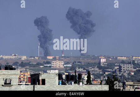 Rafah, Gaza-Streifen, Palästina. 7. Juli 2014. Schwarzer Rauch steigt nach einem israelischen Luftangriff auf dem Gaza International Airport in Rafah, südlichen Gaza am 7. Juli 2014. Israelische Luftangriffe auf Gaza acht palästinensische militante getötet, sagte Mediziner nach der Genesung mehrere Stellen aus einem eingestürzten Tunnel in Rafah. Bildnachweis: Ari Rahim Khatib /Pacific Presse/Alamy Live-Nachrichten Stockfoto