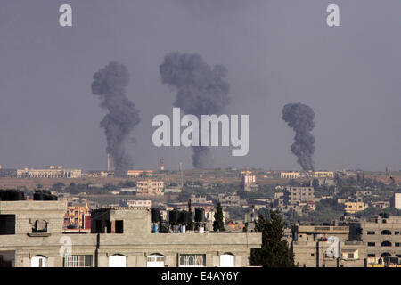 Rafah, Gaza-Streifen, Palästina. 7. Juli 2014. Schwarzer Rauch steigt nach einem israelischen Luftangriff auf dem Gaza International Airport in Rafah, südlichen Gaza am 7. Juli 2014. Israelische Luftangriffe auf Gaza acht palästinensische militante getötet, sagte Mediziner nach der Genesung mehrere Stellen aus einem eingestürzten Tunnel in Rafah. Bildnachweis: Ari Rahim Khatib /Pacific Presse/Alamy Live-Nachrichten Stockfoto