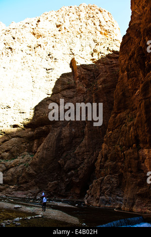 Aspekte der Todgha-Schlucht, gepflasterte Straße, Hotels, Wandern, Teppich Verkäufer, Fluss, 4 Rad-Antrieb, Wanderer, Kletterer, Steilklippen, Marokko Stockfoto