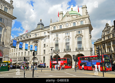 Blick in Richtung Rathausplatz vom Piccadilly Circus, West End, City of Westminster, London, England, Vereinigtes Königreich Stockfoto