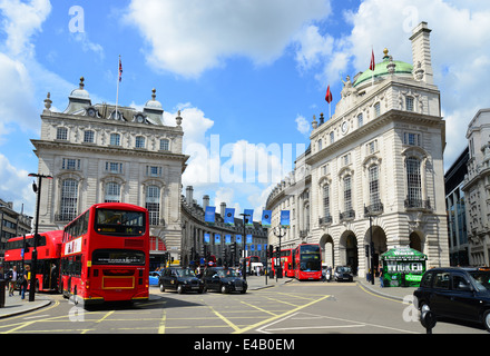 Blick in Richtung Rathausplatz vom Piccadilly Circus, West End, City of Westminster, London, England, Vereinigtes Königreich Stockfoto