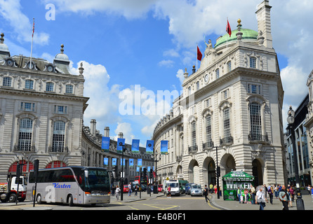 Blick in Richtung Rathausplatz vom Piccadilly Circus, West End, City of Westminster, London, England, Vereinigtes Königreich Stockfoto