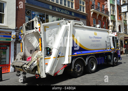 LKW Müllabfuhr in Wardour Street, Chinatown, West End, City of Westminster, London, England, Vereinigtes Königreich Stockfoto