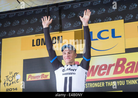 London, UK. 8. Juli 2014. Deutschlands Marcel Kittel feiert nach dem Sieg am 7. Juli 2014 drei Etappe der Tour de France in London. Bildnachweis: Xinhua/Alamy Live-Nachrichten Stockfoto