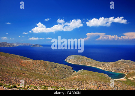 Panoramablick auf Sykati Strand, Kalymnos Insel, Dodekanes, Ägäis, Griechenland. Im Hintergrund die Insel Leros Stockfoto