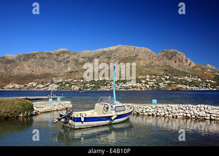 Kleiner Fischerhafen auf Telendos Insel, Dodekanes, Ägäis, Griechenland. Im Hintergrund die Insel Kalymnos. Stockfoto