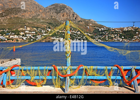 Fischernetz in Telendos Insel, Dodekanes, Ägäis, Griechenland. Im Hintergrund die Insel Kalymnos. Stockfoto