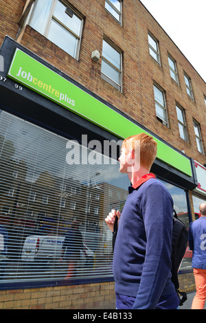 Junger Mann außerhalb Jobcentre Büro, Camden High Street, Camden Town, London Borough of Camden, London, England, Vereinigtes Königreich Stockfoto