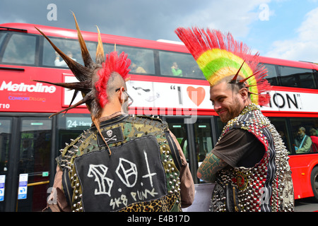 Punkrocker posieren für Touristen, Camden High Street, Camden Town, London Borough of Camden, Greater London, England, Vereinigtes Königreich Stockfoto