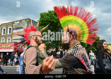 Punk-Rocker posieren für Touristen, Camden High Street, Camden Town, London Borough of Camden, London, England, Großbritannien Stockfoto