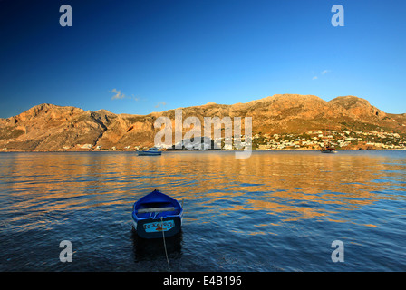 Angelboot/Fischerboot auf Telendos Insel, Dodekanes, Ägäis, Griechenland. Im Hintergrund die Insel Kalymnos. Stockfoto