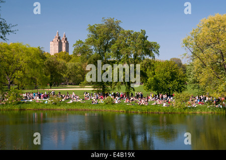 Menschen entspannen neben Schildkröteteich im Central Park, New York an einem warmen Frühlingstag. Stockfoto